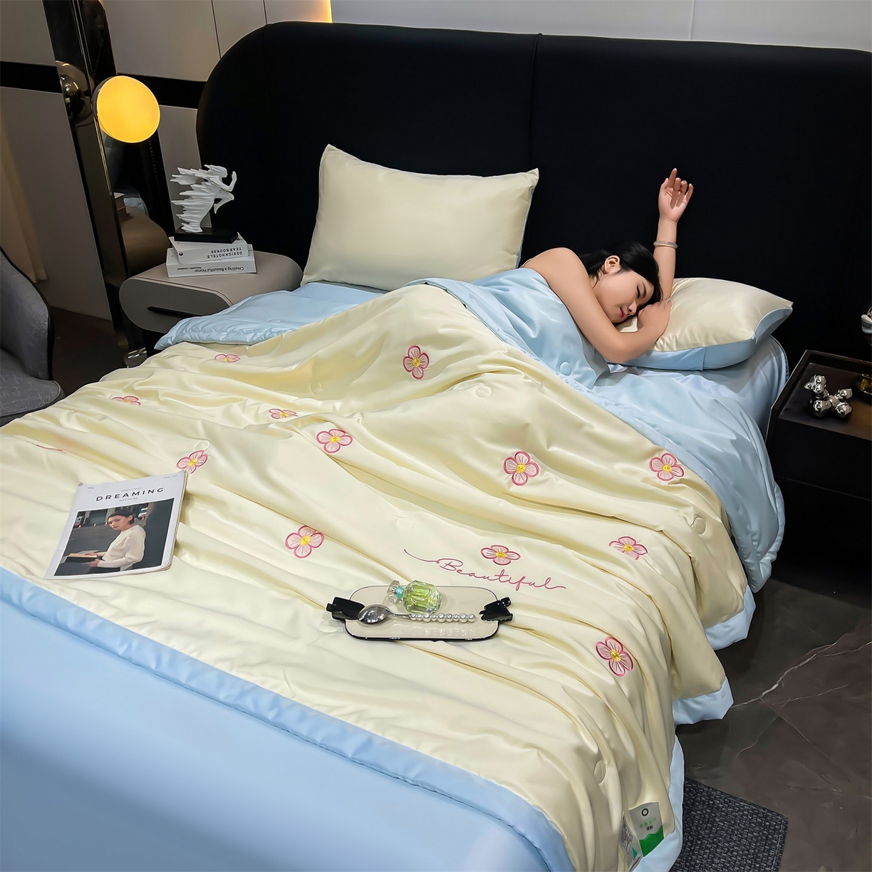 91家纺网 家纺一手货源 找家纺 梵蒂莎 2026新款满绣系列-水洗真丝空调被水洗冰丝夏被四件套夏凉被（需要买家秀，加微信） 花朵-白蓝