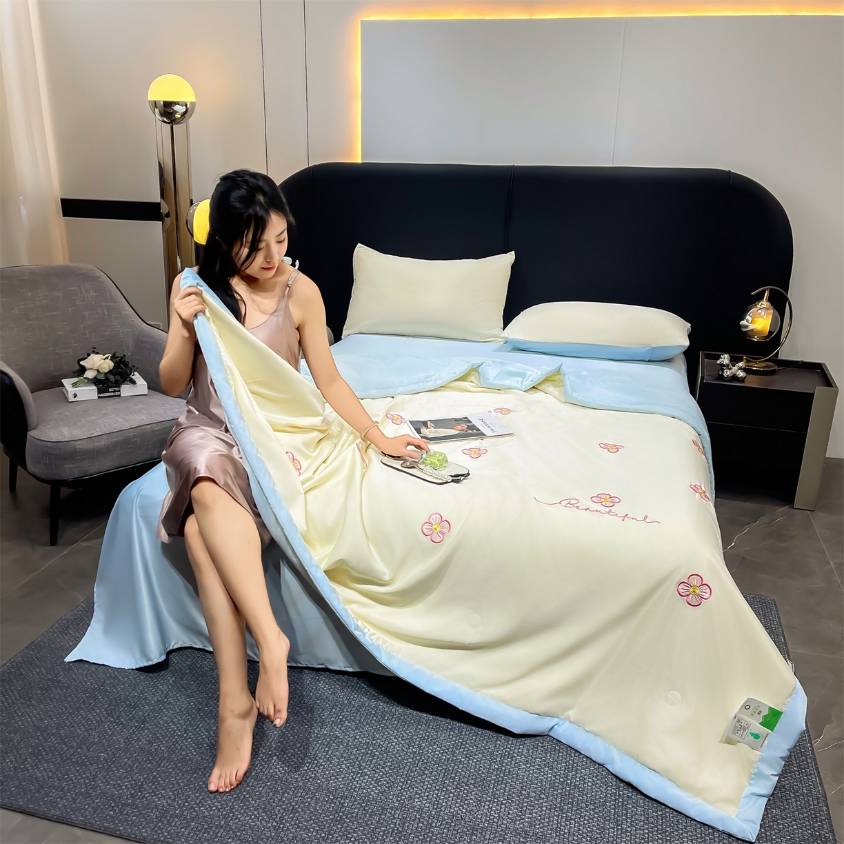 91家纺网 家纺一手货源 找家纺 梵蒂莎 2026新款满绣系列-水洗真丝空调被水洗冰丝夏被四件套夏凉被（需要买家秀，加微信） 花朵-白蓝