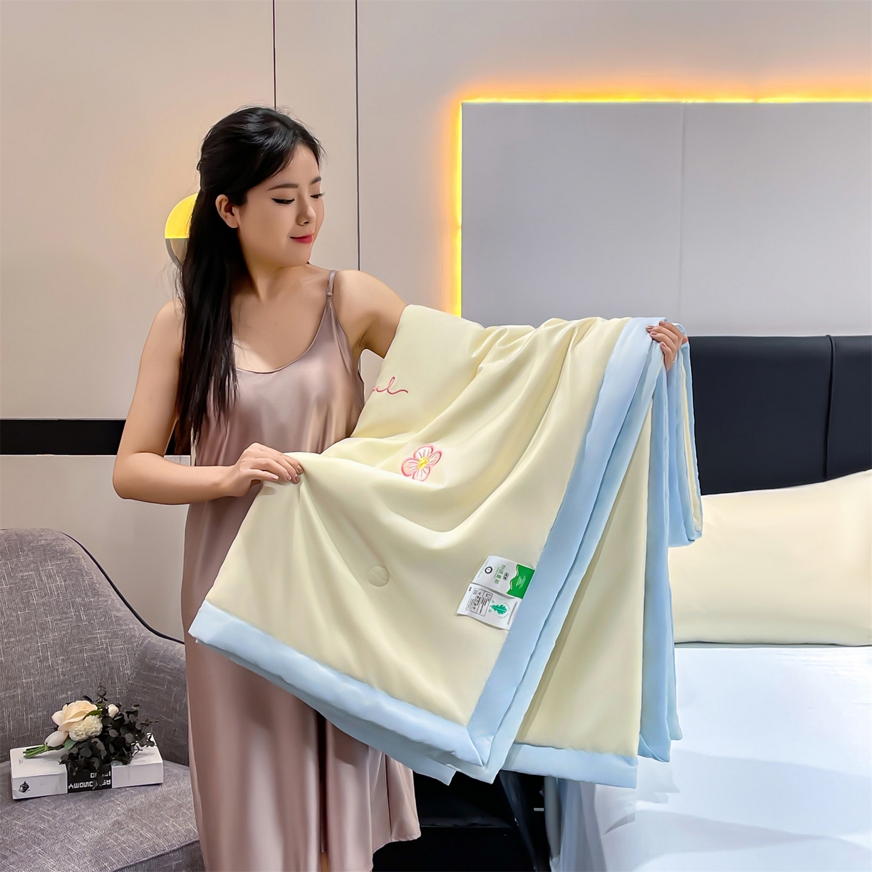 91家纺网 家纺一手货源 找家纺 梵蒂莎 2026新款满绣系列-水洗真丝空调被水洗冰丝夏被四件套夏凉被（需要买家秀，加微信） 花朵-白蓝