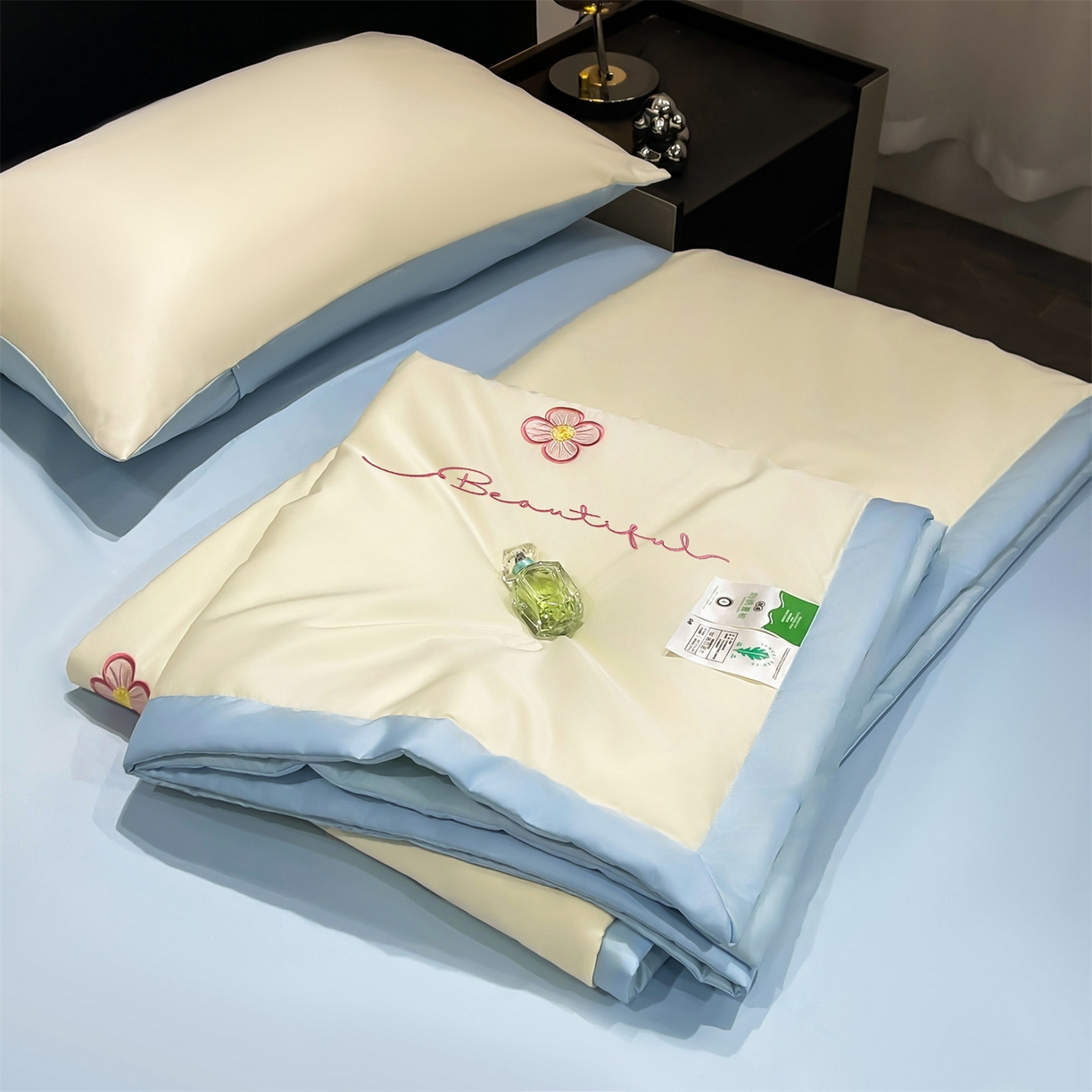 91家纺网 家纺一手货源 找家纺 梵蒂莎 2026新款满绣系列-水洗真丝空调被水洗冰丝夏被四件套夏凉被（需要买家秀，加微信） 花朵-白蓝