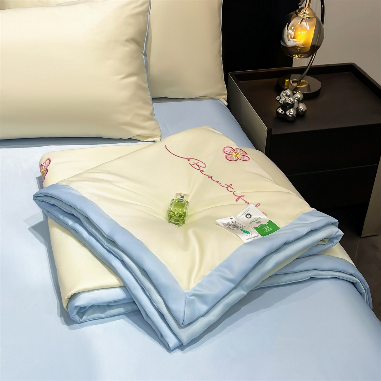 91家纺网 家纺一手货源 找家纺 梵蒂莎 2026新款满绣系列-水洗真丝空调被水洗冰丝夏被四件套夏凉被（需要买家秀，加微信） 花朵-白蓝