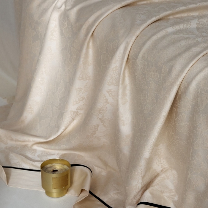 91家纺网 家纺一手货源 找家纺 金奇达家纺 2026新款丝光色织提花四件套-蝶梦浮光系列（标准号全网控价（折后券后）不低于359元 会员减50） 蝶梦浮光-奶昔杏