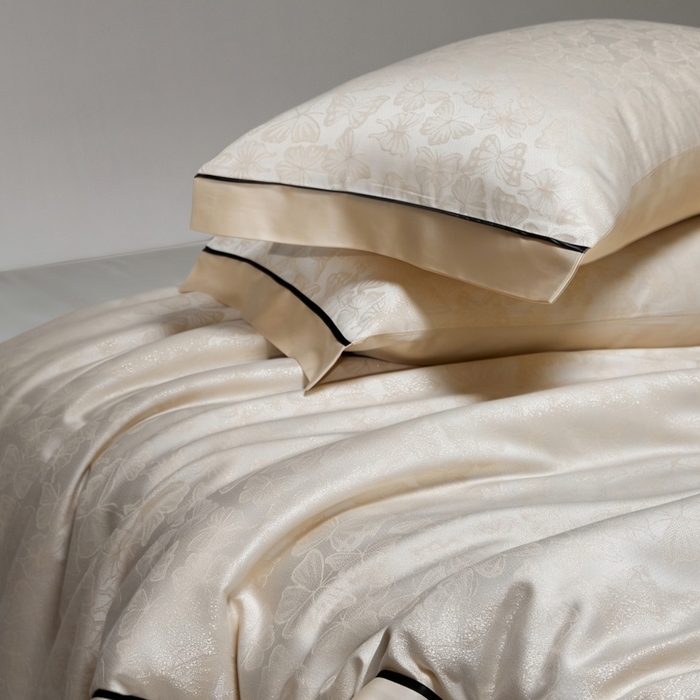 91家纺网 家纺一手货源 找家纺 金奇达家纺 2026新款丝光色织提花四件套-蝶梦浮光系列（标准号全网控价（折后券后）不低于359元 会员减50） 蝶梦浮光-奶昔杏