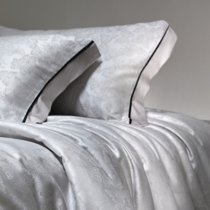 91家纺网 家纺一手货源 找家纺 金奇达家纺 2026新款丝光色织提花四件套-蝶梦浮光系列（标准号全网控价（折后券后）不低于359元 会员减50） 蝶梦浮光-雾霭灰