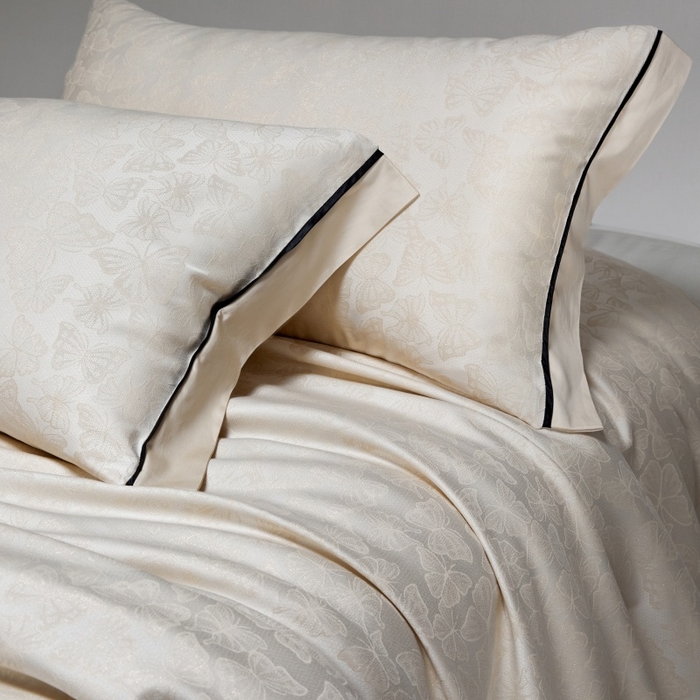 91家纺网 家纺一手货源 找家纺 金奇达家纺 2026新款丝光色织提花四件套-蝶梦浮光系列（标准号全网控价（折后券后）不低于359元 会员减50） 蝶梦浮光-奶昔杏