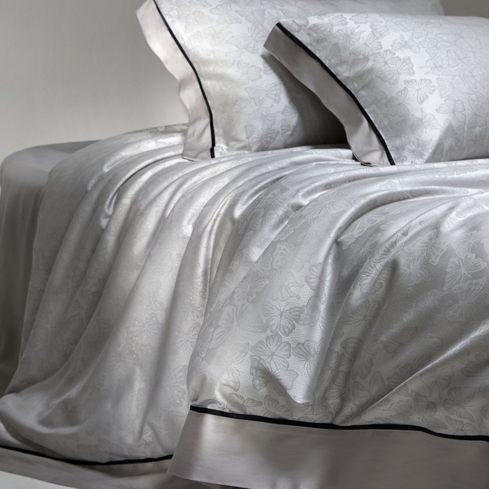 91家纺网 家纺一手货源 找家纺 金奇达家纺 2026新款丝光色织提花四件套-蝶梦浮光系列（标准号全网控价（折后券后）不低于359元 会员减50） 蝶梦浮光-雾霭灰