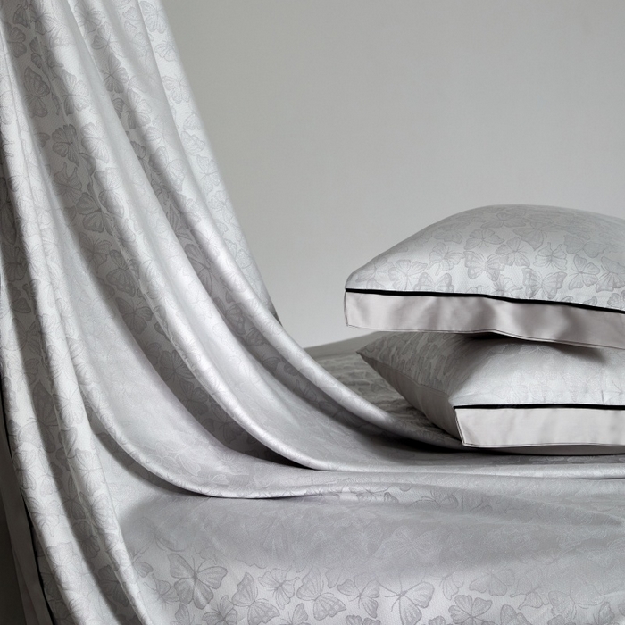 91家纺网 家纺一手货源 找家纺 金奇达家纺 2026新款丝光色织提花四件套-蝶梦浮光系列（标准号全网控价（折后券后）不低于359元 会员减50） 蝶梦浮光-雾霭灰