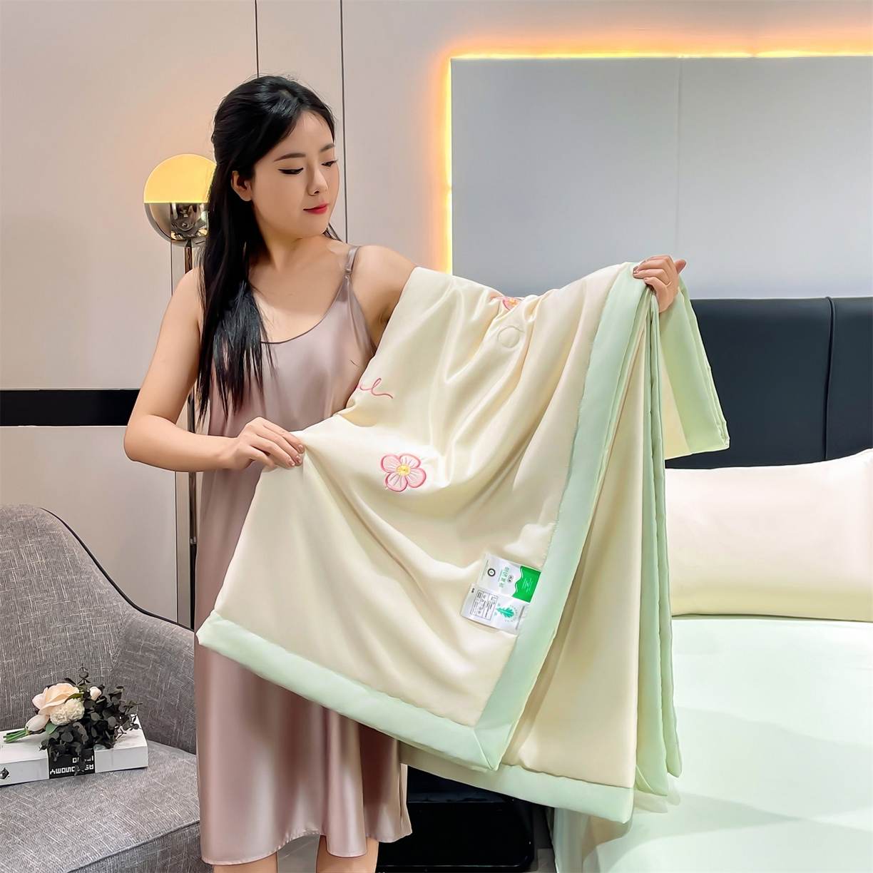 91家纺网 家纺一手货源 找家纺 梵蒂莎 2026新款满绣系列-水洗真丝空调被水洗冰丝夏被四件套夏凉被（需要买家秀，加微信） 花朵-白绿