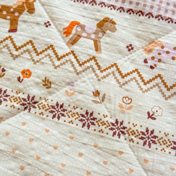 91家纺网 家纺一手货源 找家纺 梵希雅 2026新款泡芙纱床盖夏被四件套 栗色木马纹