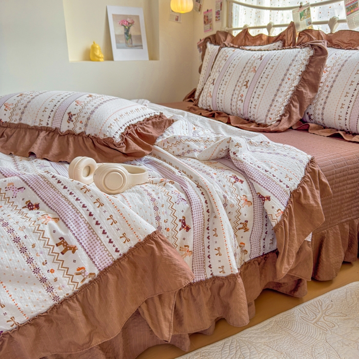 91家纺网 家纺一手货源 找家纺 梵希雅 2026新款泡芙纱床盖夏被四件套 栗色木马纹