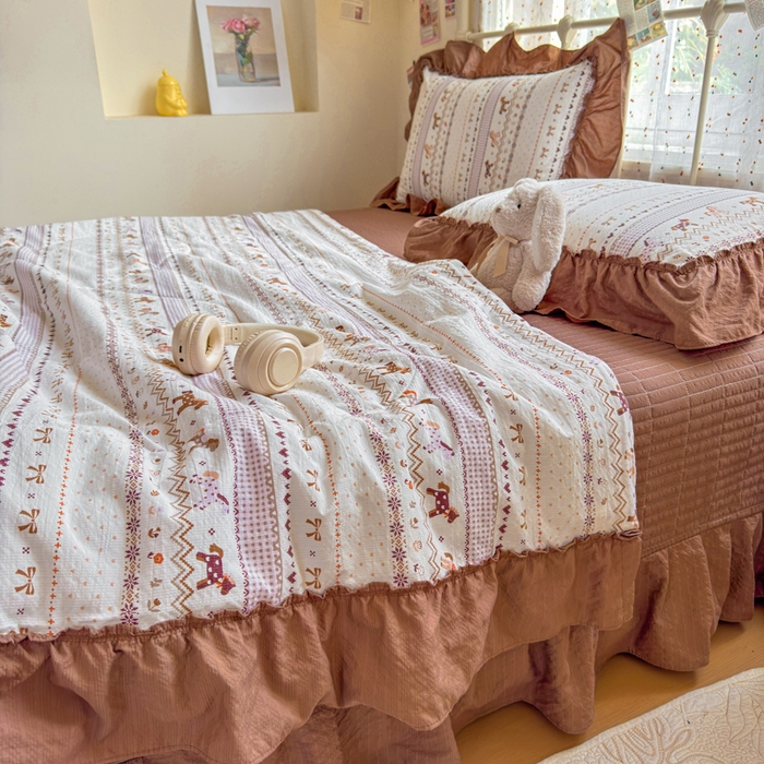 91家纺网 家纺一手货源 找家纺 梵希雅 2026新款泡芙纱床盖夏被四件套 栗色木马纹