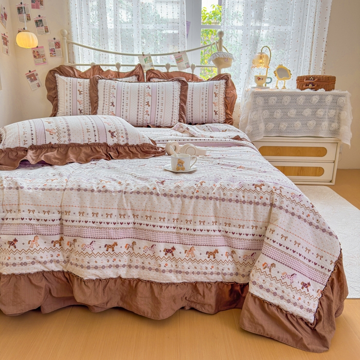 91家纺网 家纺一手货源 找家纺 梵希雅 2026新款泡芙纱床盖夏被四件套 栗色木马纹