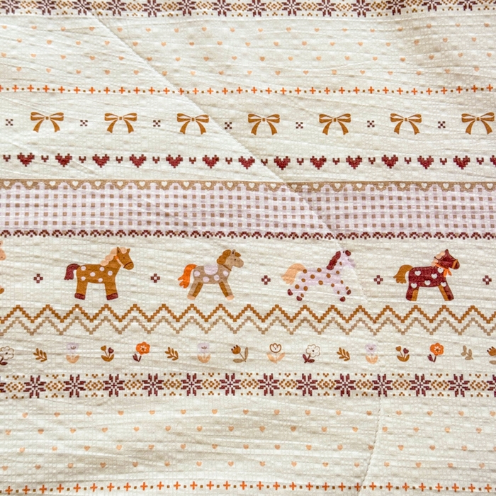 91家纺网 家纺一手货源 找家纺 梵希雅 2026新款泡芙纱床盖夏被四件套 栗色木马纹