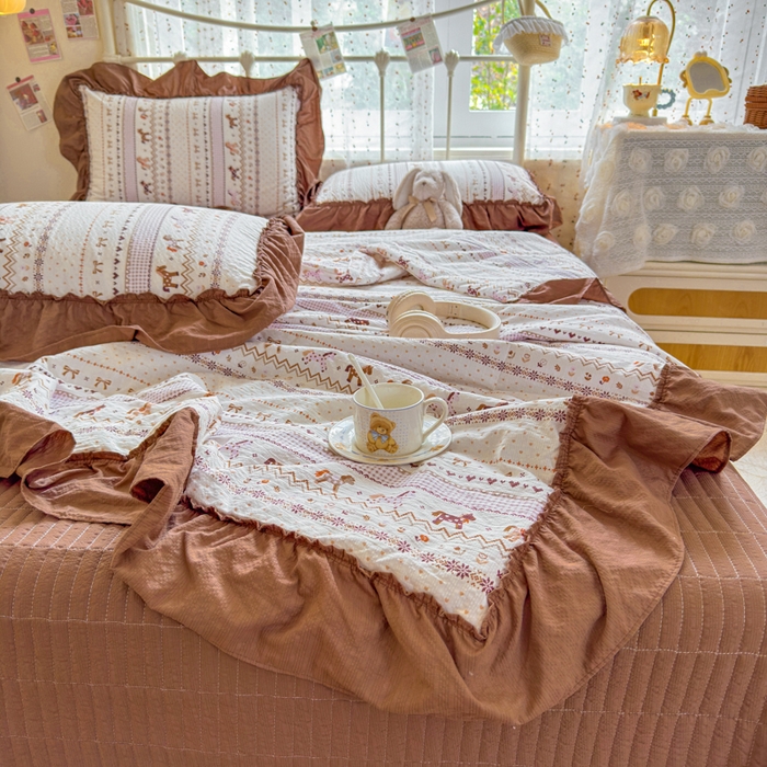 91家纺网 家纺一手货源 找家纺 梵希雅 2026新款泡芙纱床盖夏被四件套 栗色木马纹