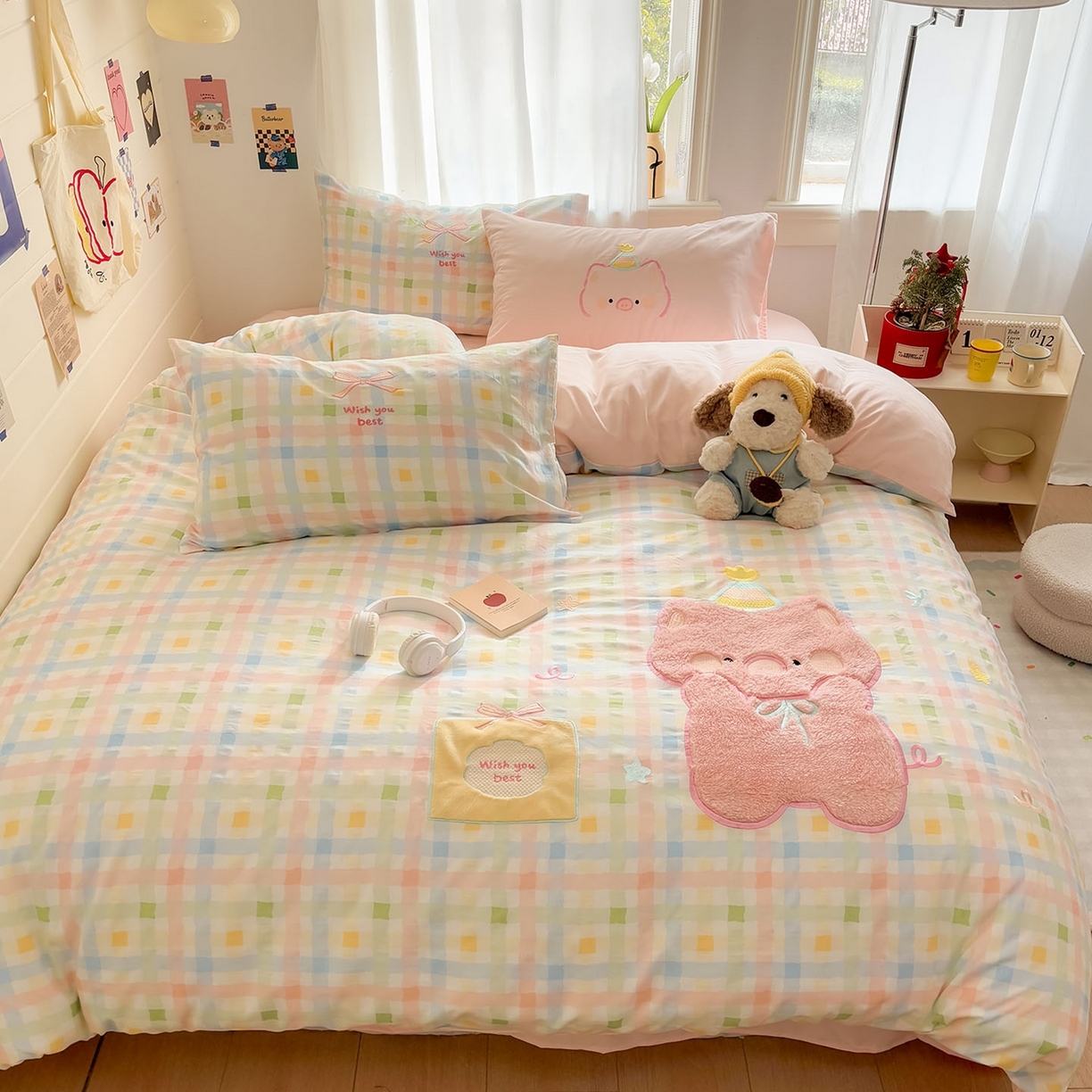 91家纺网 家纺一手货源 找家纺 我心家纺 2026新款卡通刺绣四件套 小猪的礼物-彩格