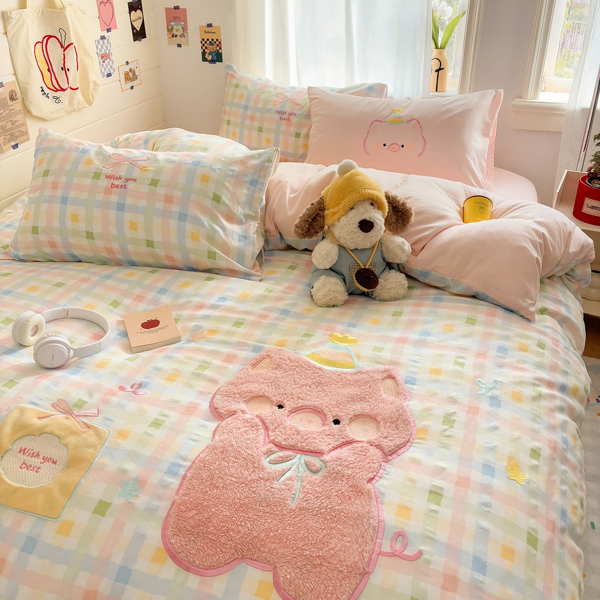 91家纺网 家纺一手货源 找家纺 我心家纺 2026新款卡通刺绣四件套 小猪的礼物-彩格