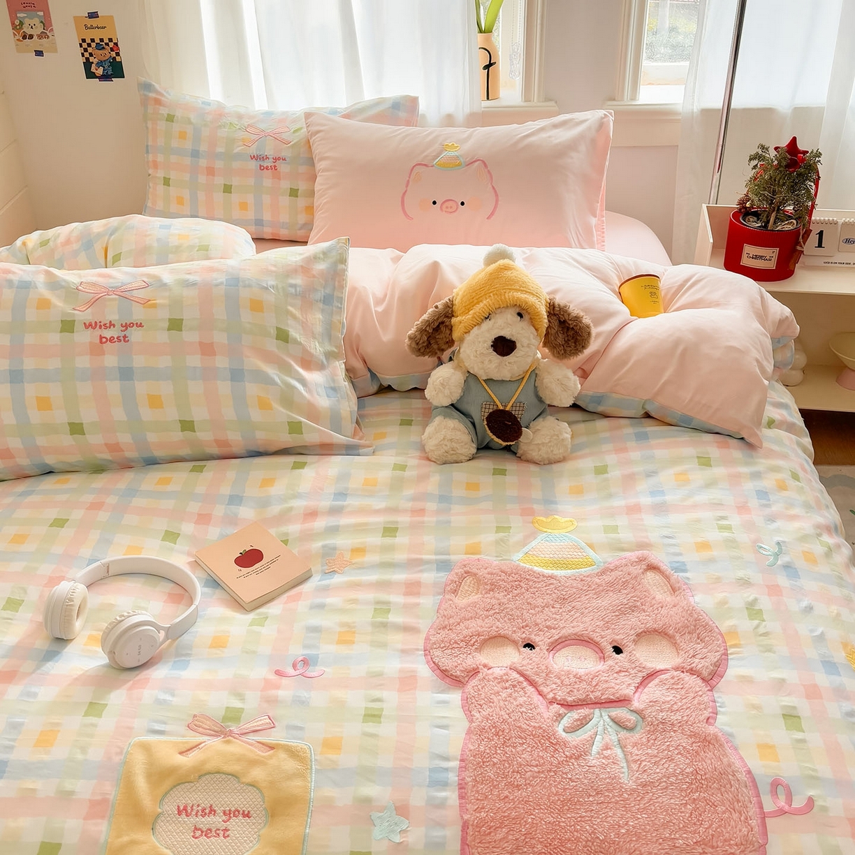 91家纺网 家纺一手货源 找家纺 我心家纺 2026新款卡通刺绣四件套 小猪的礼物-彩格