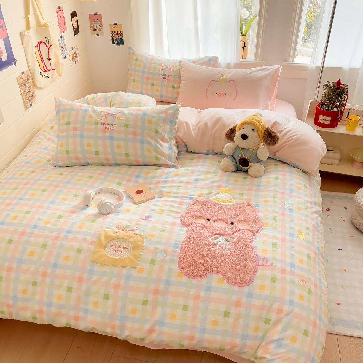 91家纺网 家纺一手货源 找家纺 我心家纺 2026新款卡通刺绣四件套 小猪的礼物-彩格