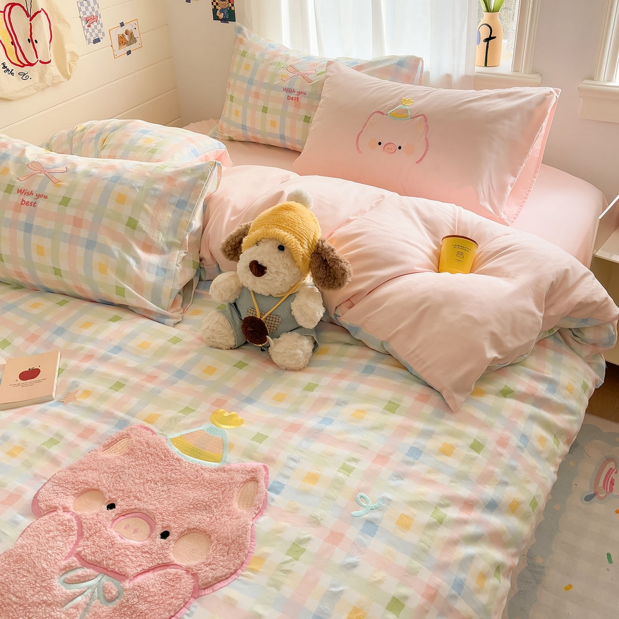 91家纺网 家纺一手货源 找家纺 我心家纺 2026新款卡通刺绣四件套 小猪的礼物-彩格