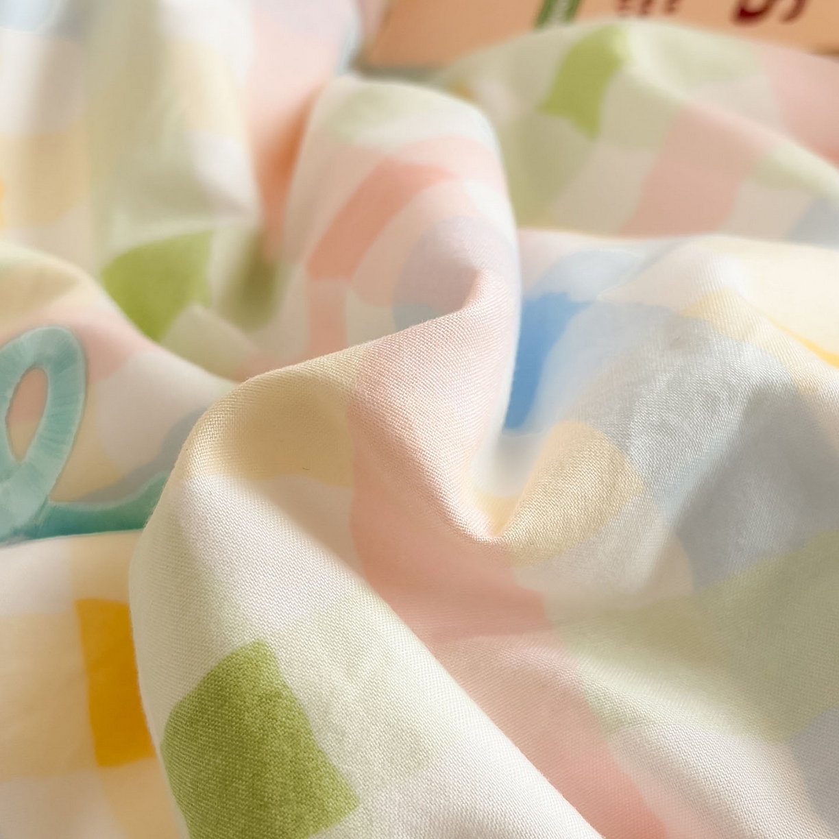 91家纺网 家纺一手货源 找家纺 我心家纺 2026新款卡通刺绣四件套 小猪的礼物-彩格