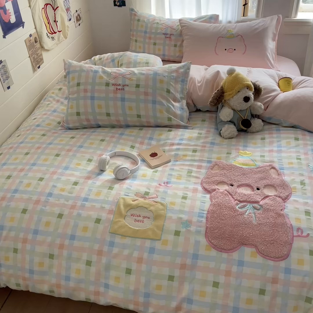 91家纺网 家纺一手货源 找家纺 我心家纺 2026新款卡通刺绣四件套 小猪的礼物-彩格