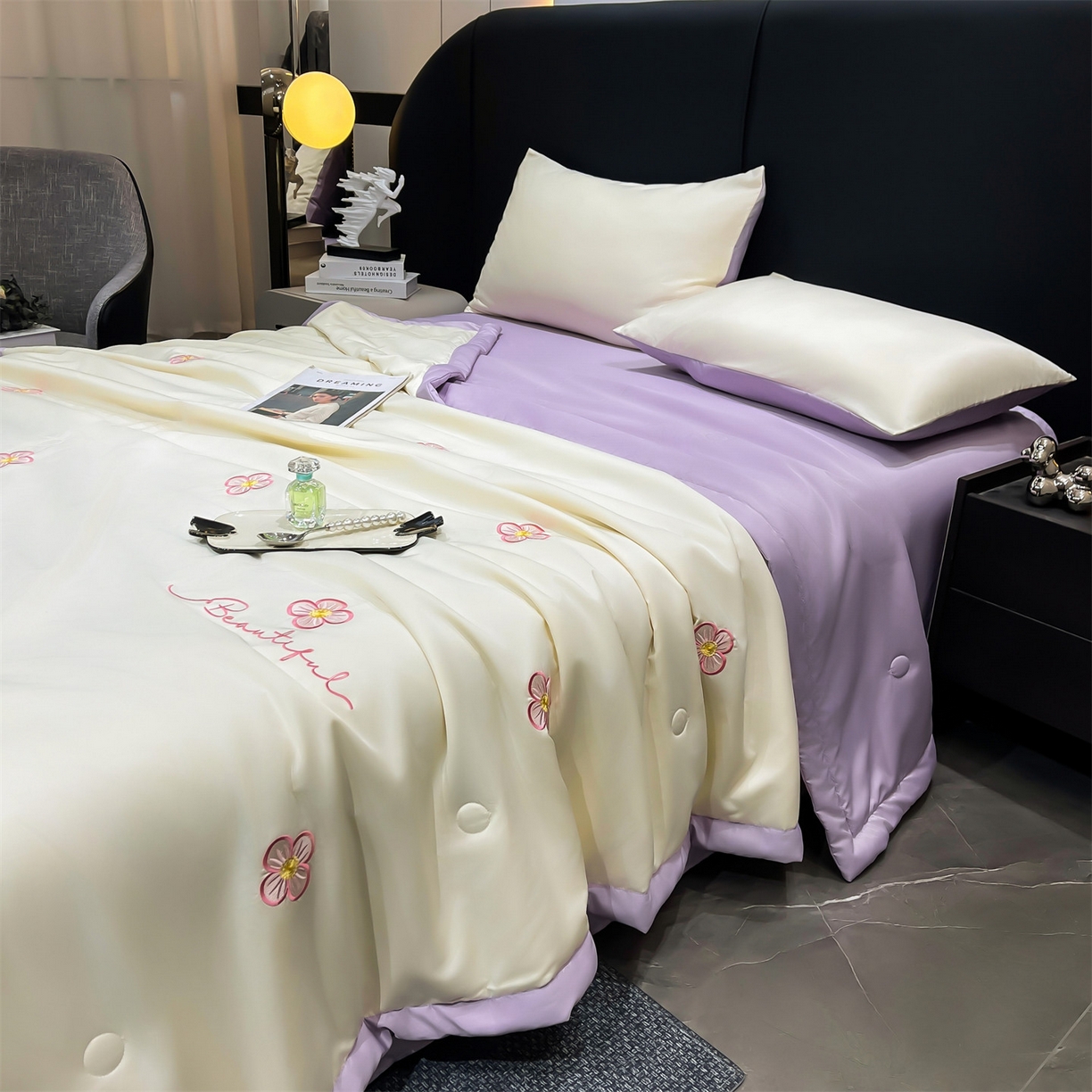 91家纺网 家纺一手货源 找家纺 梵蒂莎 2026新款满绣系列-水洗真丝空调被水洗冰丝夏被四件套夏凉被（需要买家秀，加微信） 花朵-白紫