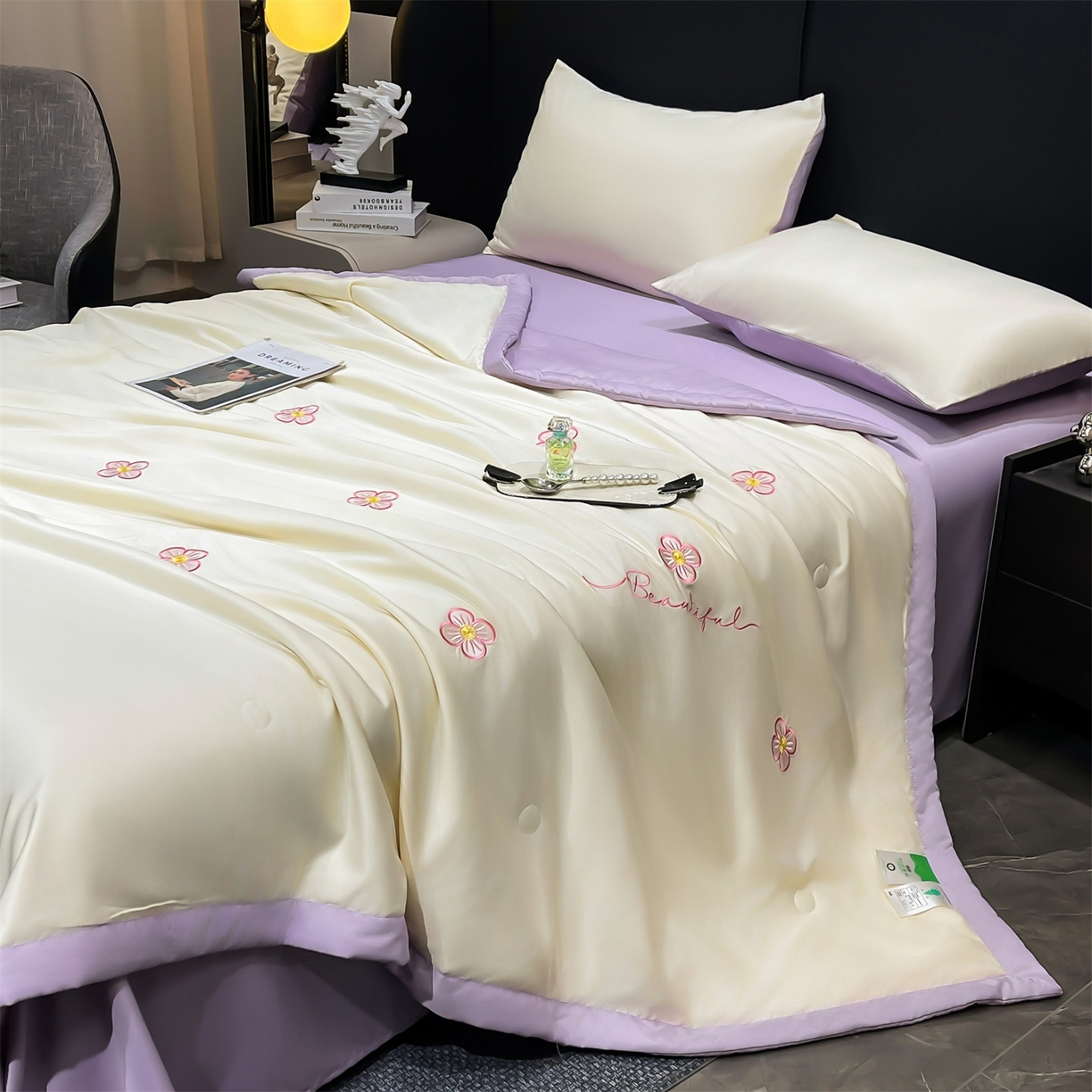 91家纺网 家纺一手货源 找家纺 梵蒂莎 2026新款满绣系列-水洗真丝空调被水洗冰丝夏被四件套夏凉被（需要买家秀，加微信） 花朵-白紫