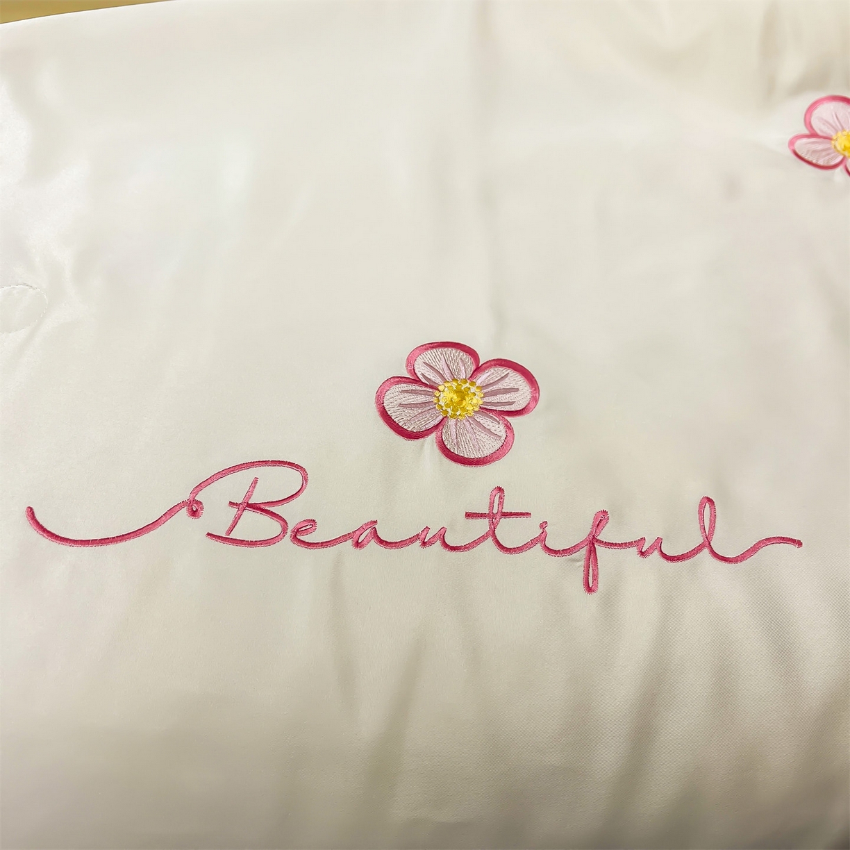 91家纺网 家纺一手货源 找家纺 梵蒂莎 2026新款满绣系列-水洗真丝空调被水洗冰丝夏被四件套夏凉被（需要买家秀，加微信） 花朵-白紫