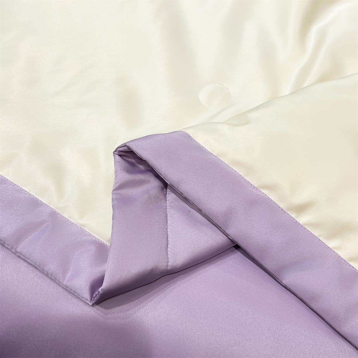 91家纺网 家纺一手货源 找家纺 梵蒂莎 2026新款满绣系列-水洗真丝空调被水洗冰丝夏被四件套夏凉被（需要买家秀，加微信） 花朵-白紫