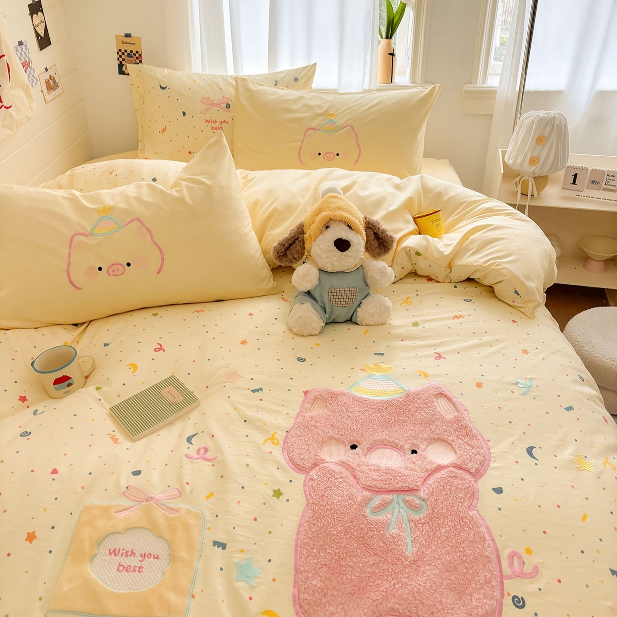 91家纺网 家纺一手货源 找家纺 我心家纺 2026新款卡通刺绣四件套 小猪的礼物-黄