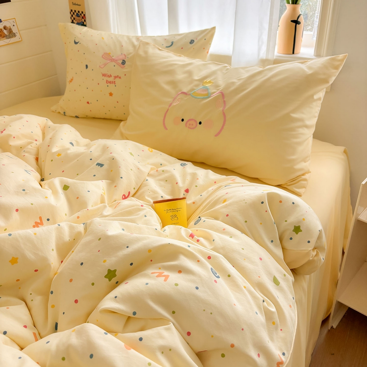 91家纺网 家纺一手货源 找家纺 我心家纺 2026新款卡通刺绣四件套 小猪的礼物-黄