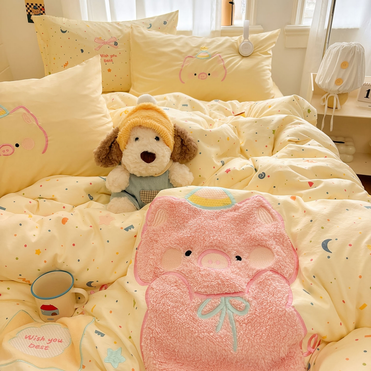 91家纺网 家纺一手货源 找家纺 我心家纺 2026新款卡通刺绣四件套 小猪的礼物-黄