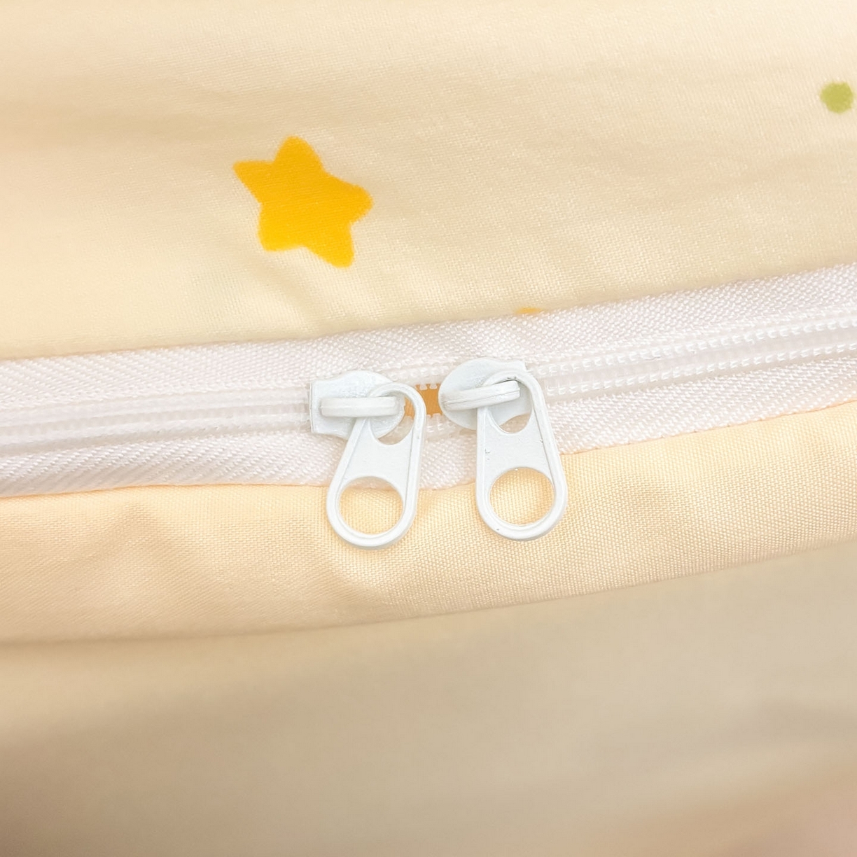 91家纺网 家纺一手货源 找家纺 我心家纺 2026新款卡通刺绣四件套 小猪的礼物-黄