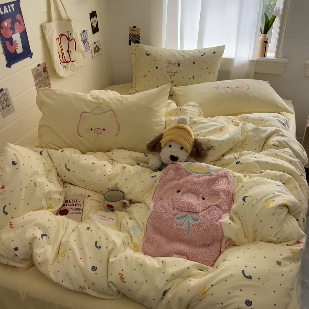 91家纺网 家纺一手货源 找家纺 我心家纺 2026新款卡通刺绣四件套 小猪的礼物-黄