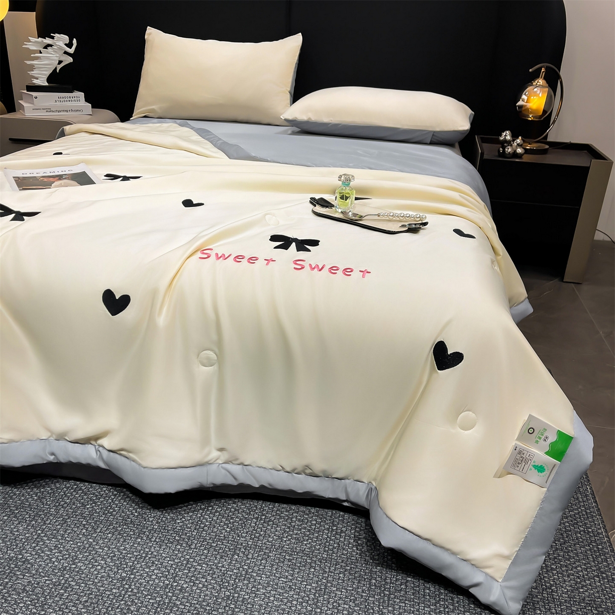 91家纺网 家纺一手货源 找家纺 梵蒂莎 2026新款满绣系列-水洗真丝空调被水洗冰丝夏被四件套夏凉被（需要买家秀，加微信） 爱心蝴蝶结-白灰