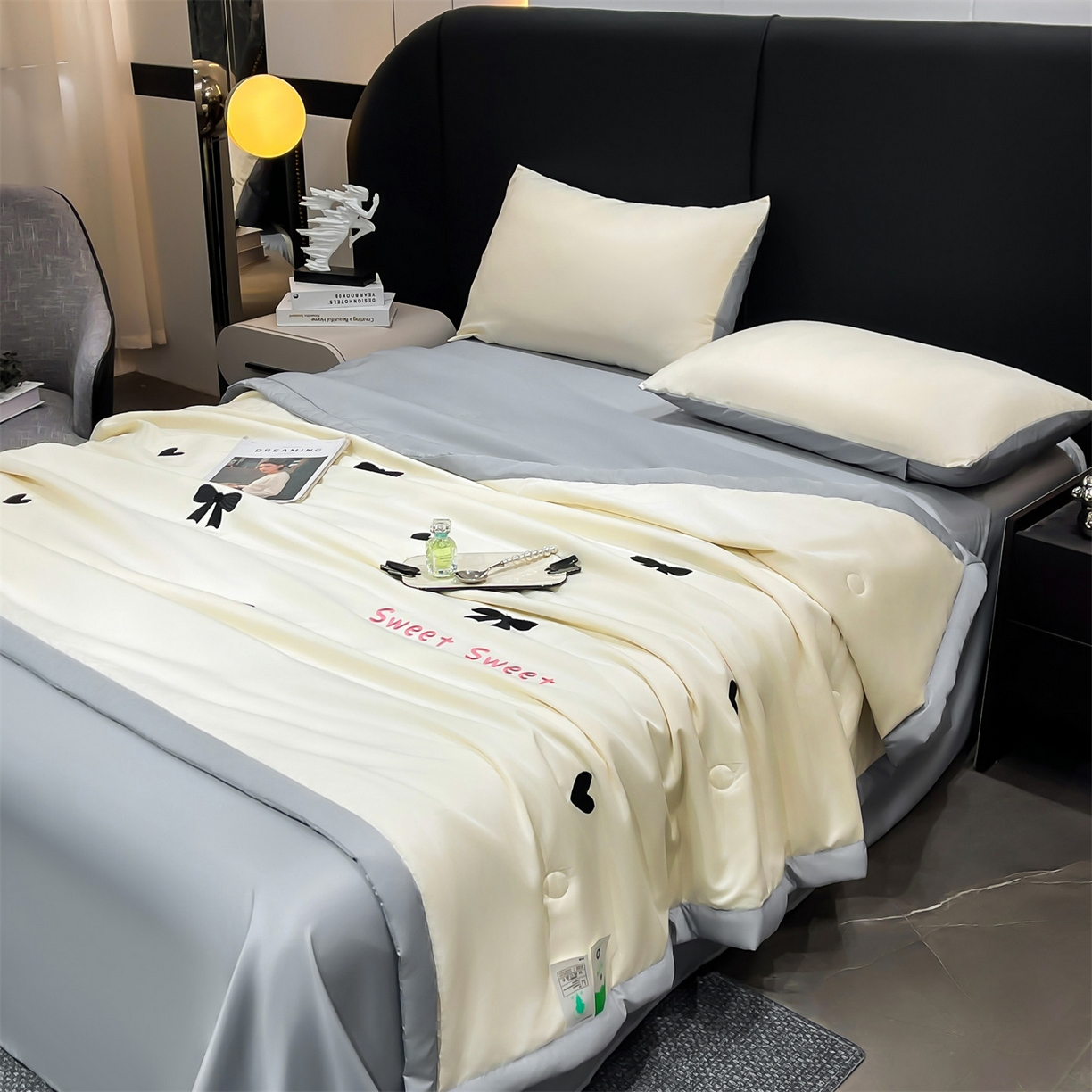 91家纺网 家纺一手货源 找家纺 梵蒂莎 2026新款满绣系列-水洗真丝空调被水洗冰丝夏被四件套夏凉被（需要买家秀，加微信） 爱心蝴蝶结-白灰