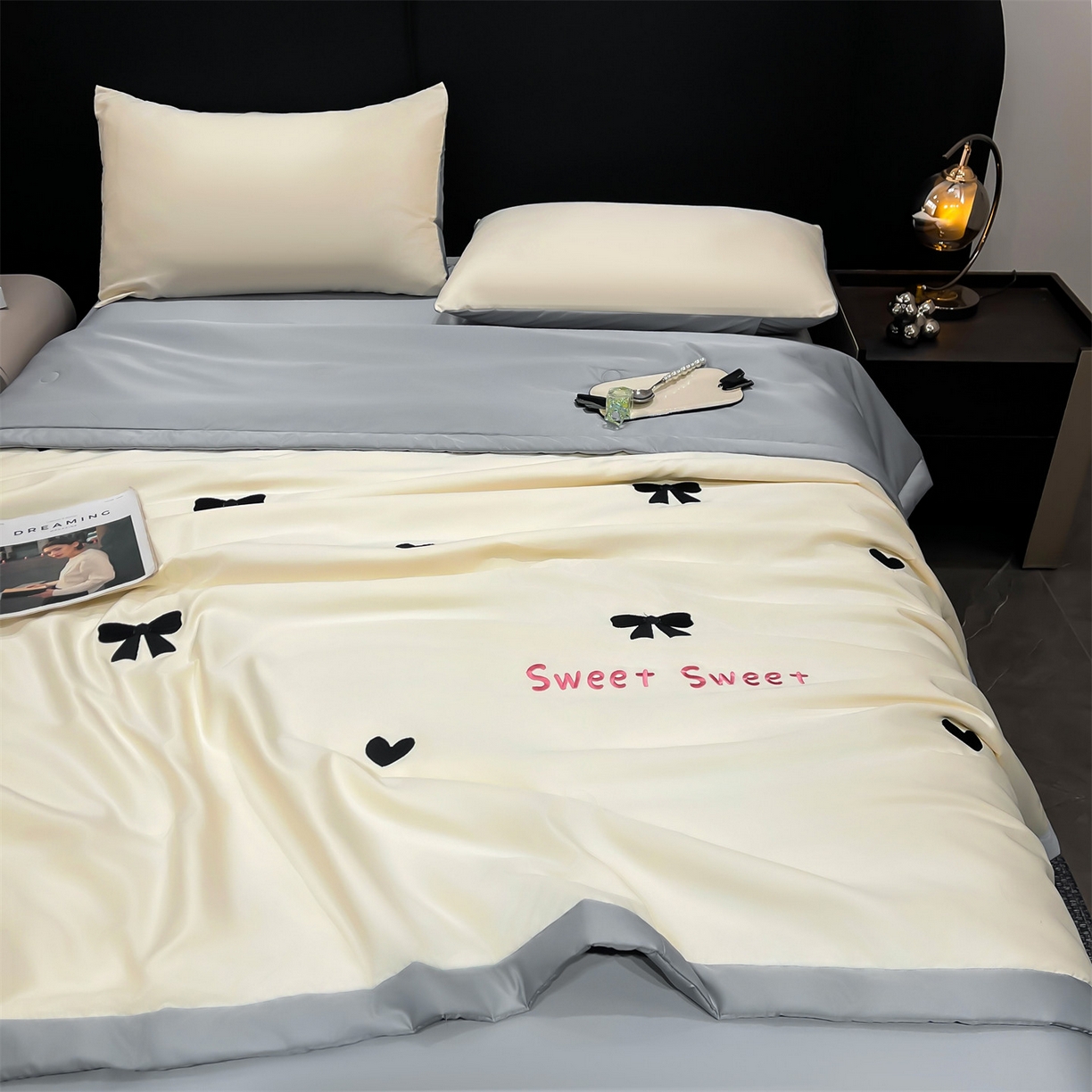 91家纺网 家纺一手货源 找家纺 梵蒂莎 2026新款满绣系列-水洗真丝空调被水洗冰丝夏被四件套夏凉被（需要买家秀，加微信） 爱心蝴蝶结-白灰