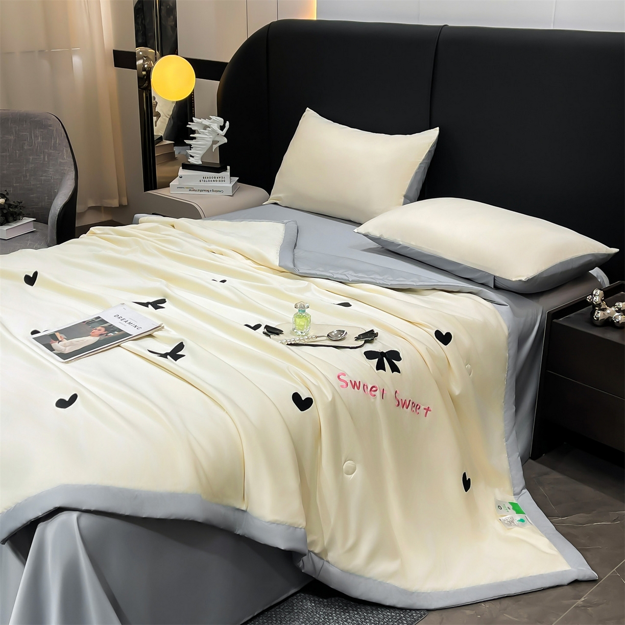 91家纺网 家纺一手货源 找家纺 梵蒂莎 2026新款满绣系列-水洗真丝空调被水洗冰丝夏被四件套夏凉被（需要买家秀，加微信） 爱心蝴蝶结-白灰