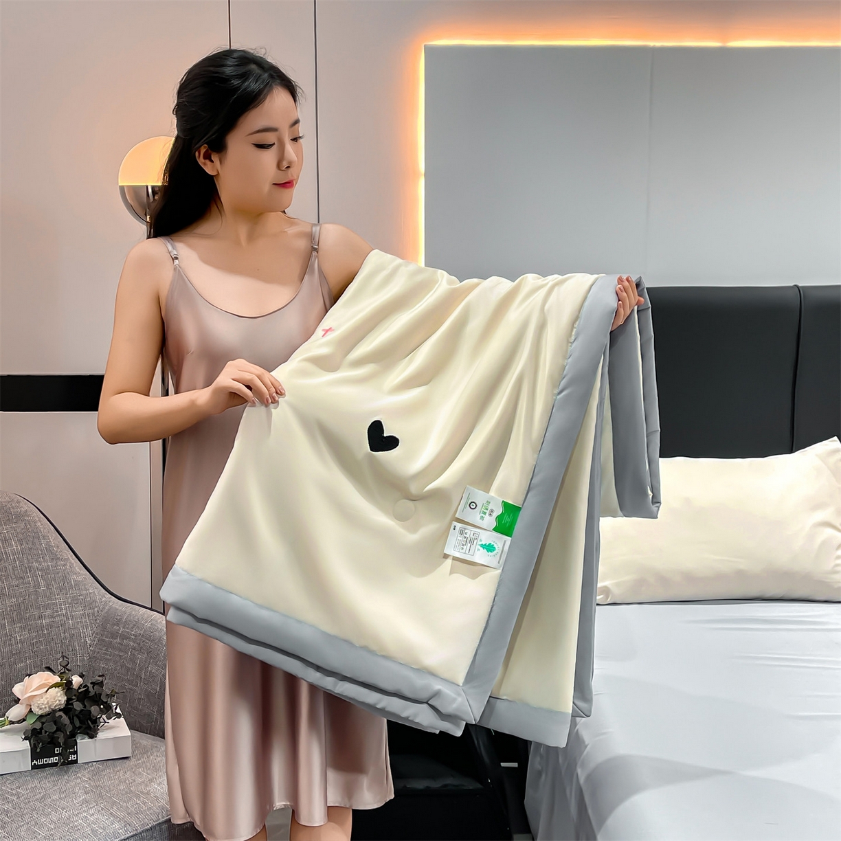 91家纺网 家纺一手货源 找家纺 梵蒂莎 2026新款满绣系列-水洗真丝空调被水洗冰丝夏被四件套夏凉被（需要买家秀，加微信） 爱心蝴蝶结-白灰