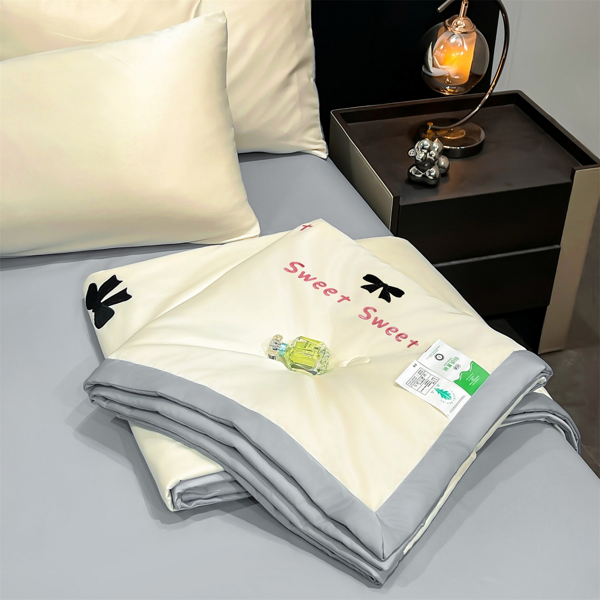 91家纺网 家纺一手货源 找家纺 梵蒂莎 2026新款满绣系列-水洗真丝空调被水洗冰丝夏被四件套夏凉被（需要买家秀，加微信） 爱心蝴蝶结-白灰