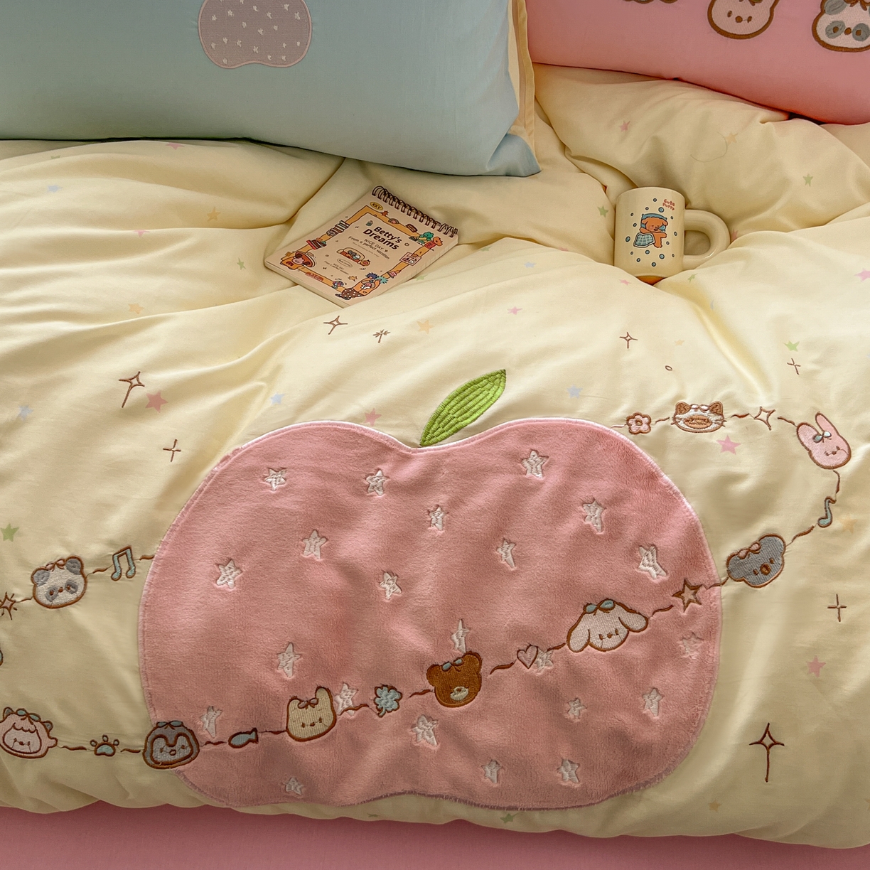 91家纺网 家纺一手货源 找家纺 桃喜 2026新款全棉纯棉贴布绣四件套（会员-5元） 苹果行星（全棉）