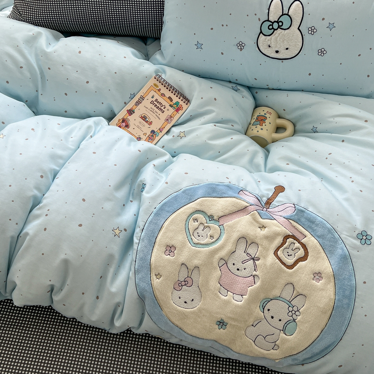 91家纺网 家纺一手货源 找家纺 桃喜 2026新款全棉纯棉贴布绣四件套（会员-5元） 蓝苹果兔兔（全棉）