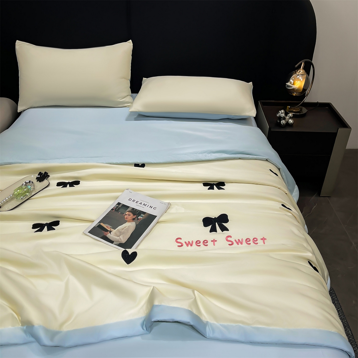 91家纺网 家纺一手货源 找家纺 梵蒂莎 2026新款满绣系列-水洗真丝空调被水洗冰丝夏被四件套夏凉被（需要买家秀，加微信） 爱心蝴蝶结-白蓝