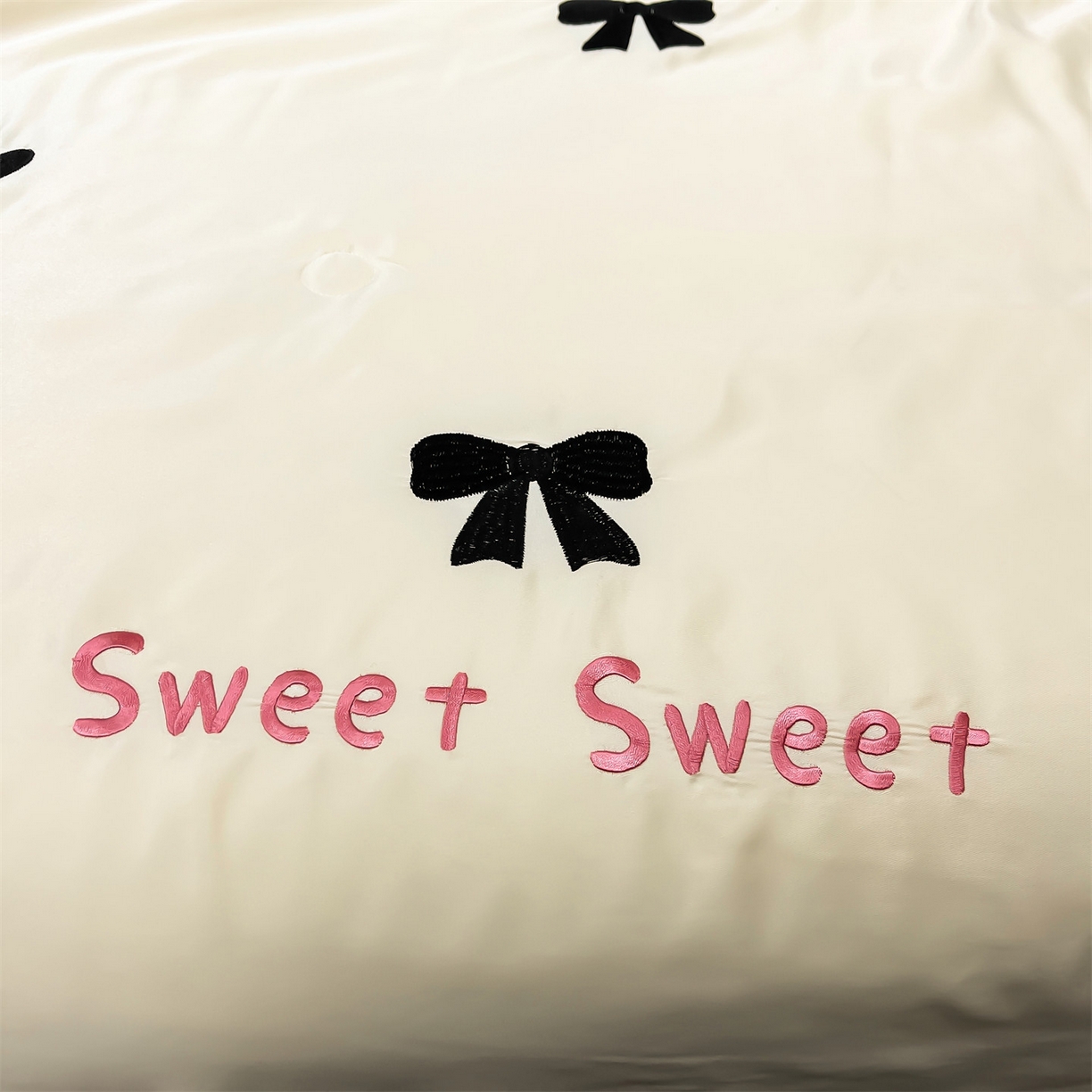 91家纺网 家纺一手货源 找家纺 梵蒂莎 2026新款满绣系列-水洗真丝空调被水洗冰丝夏被四件套夏凉被（需要买家秀，加微信） 爱心蝴蝶结-白蓝