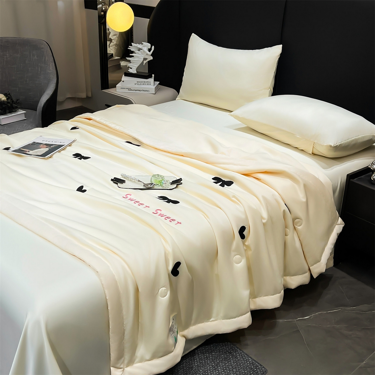 91家纺网 家纺一手货源 找家纺 梵蒂莎 2026新款满绣系列-水洗真丝空调被水洗冰丝夏被四件套夏凉被（需要买家秀，加微信） 爱心蝴蝶结-米白