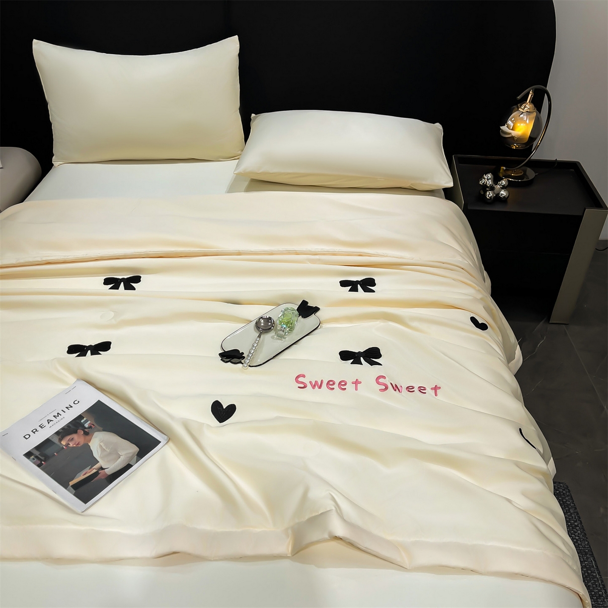 91家纺网 家纺一手货源 找家纺 梵蒂莎 2026新款满绣系列-水洗真丝空调被水洗冰丝夏被四件套夏凉被（需要买家秀，加微信） 爱心蝴蝶结-米白