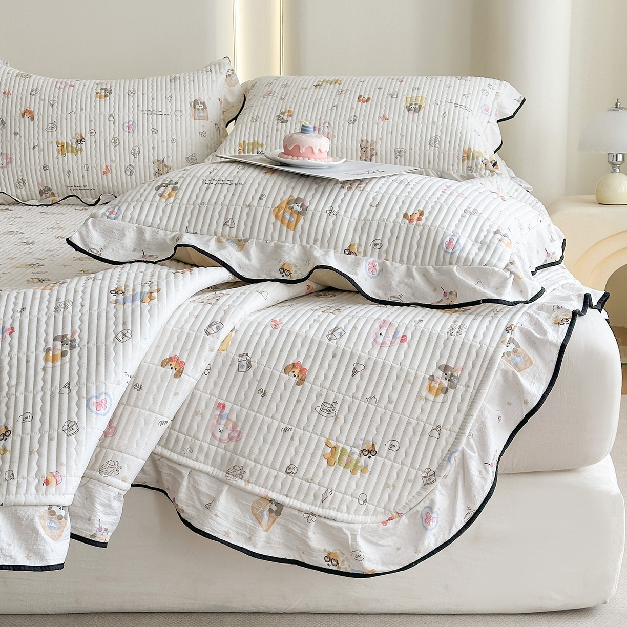 91家纺网 家纺一手货源 找家纺 幸嘉轩 2026新款双层纱花边床盖单件加厚夹棉云感皱皱纱花边款床单三件套 萌友聚会