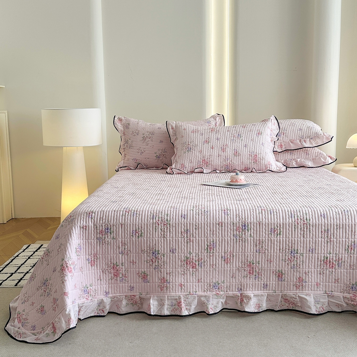 91家纺网 家纺一手货源 找家纺 幸嘉轩 2026新款双层纱花边床盖单件加厚夹棉云感皱皱纱花边款床单三件套 春华浓