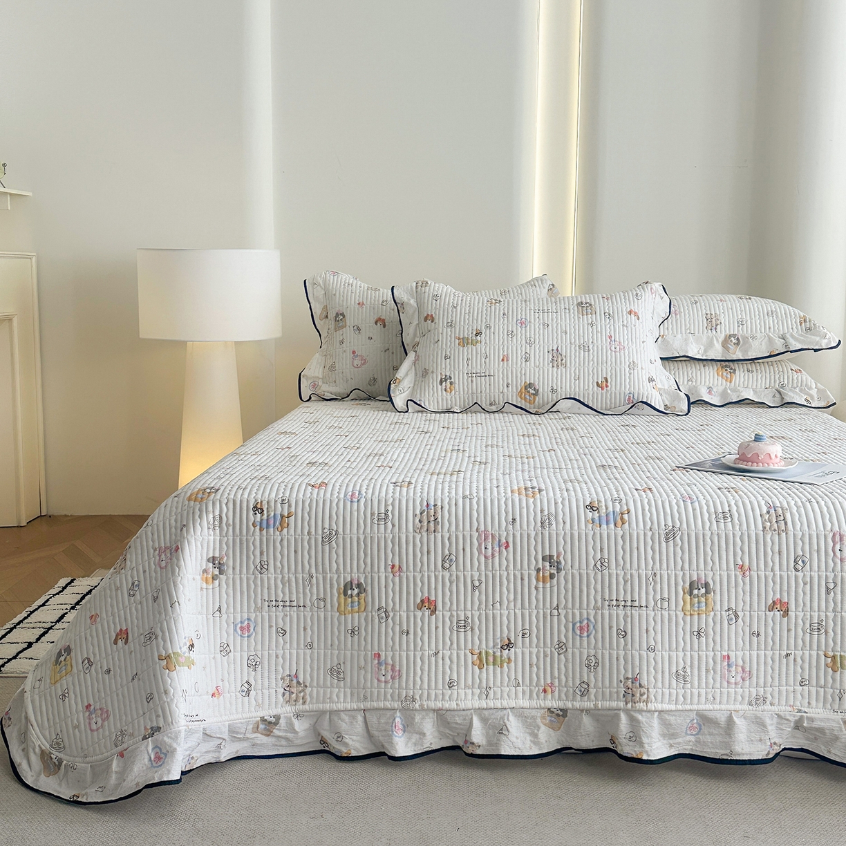 91家纺网 家纺一手货源 找家纺 幸嘉轩 2026新款双层纱花边床盖单件加厚夹棉云感皱皱纱花边款床单三件套 萌友聚会