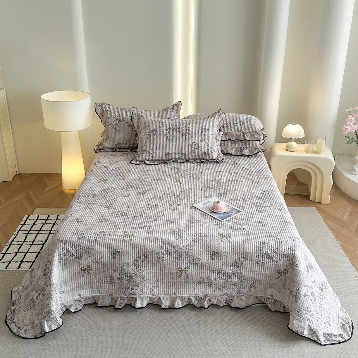 91家纺网 家纺一手货源 找家纺 幸嘉轩 2026新款双层纱花边床盖单件加厚夹棉云感皱皱纱花边款床单三件套 花姿-豆沙